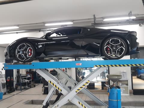 De werkplaats met een auto op de hefbrug