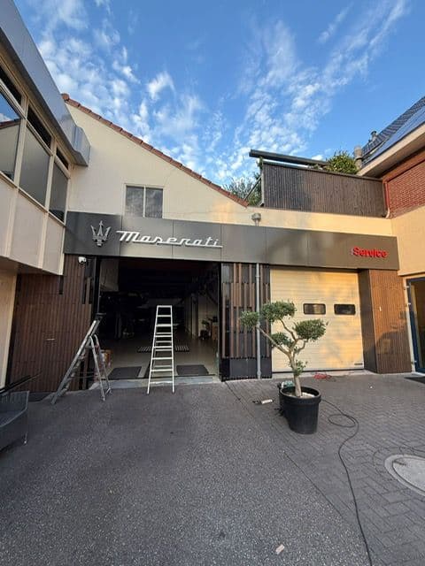 De afgeronde bamboe gevel van Franco Auto Maserati