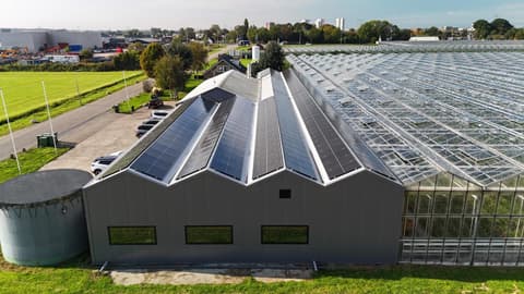 Zonnepanelen op een bedrijfsdak, foto 2 van 2
