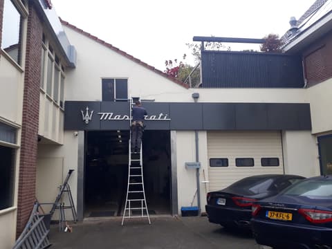 Montage van de gevelbekleding vanaf de ladder
