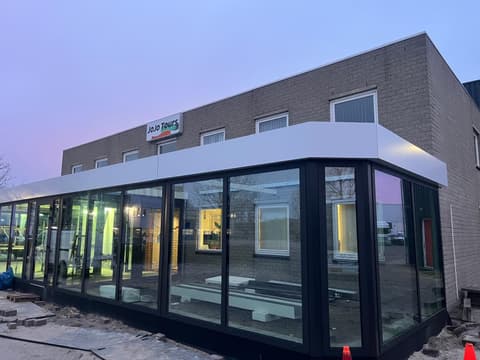 Fase 9 van de aanbouw van bedrijfspand Jojotours in Maasdijk