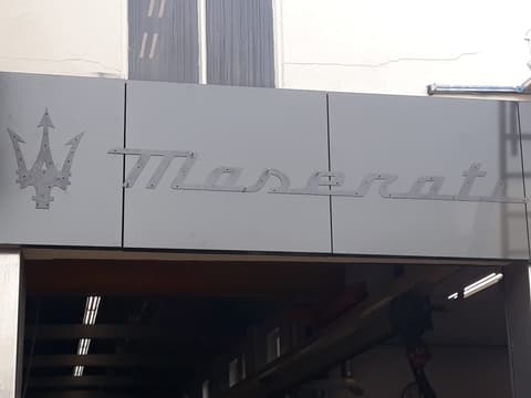 Het Maserati logo op de nieuwe gevelpanelen