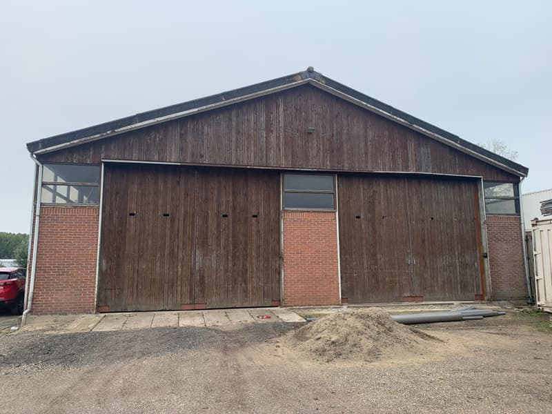 Voor de renovatie: bedrijfspand met de oude gevel