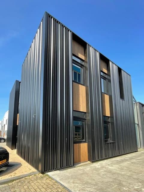 Fase 20 van de renovatie van bedrijfspand Lightshine in Monster