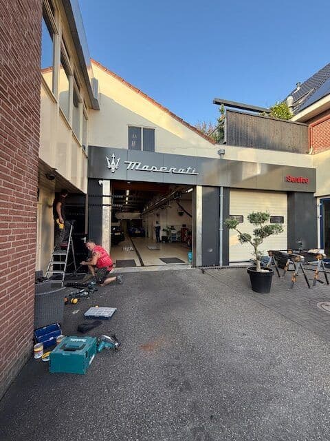 Het aanbrengen van de bamboe gevelbekleding