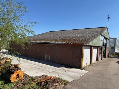 De gemetselde gevel met garagedeuren voor de renovatie
