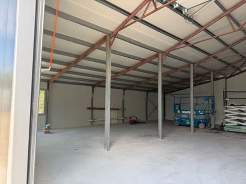 Het interieur met de nieuwe wanden en stalen spanten