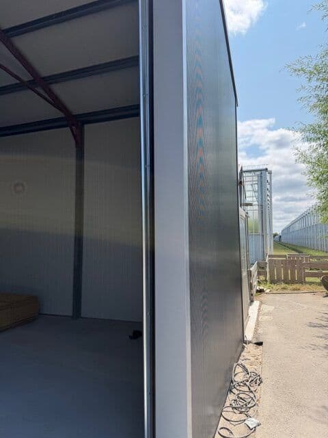 Detail van de gevelhoek met de nieuwe beplating