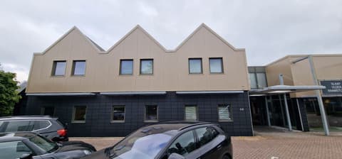 Na de renovatie: bedrijfspand van der Linde Interieur in Bleiswijk