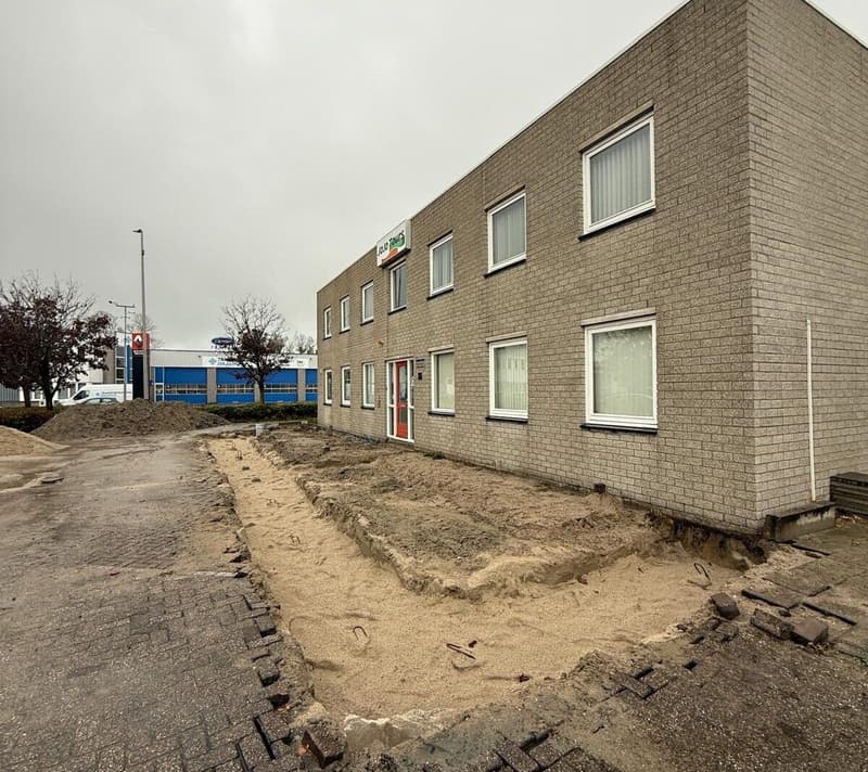 Voor de aanbouw: bedrijfspand Jojotours in Maasdijk