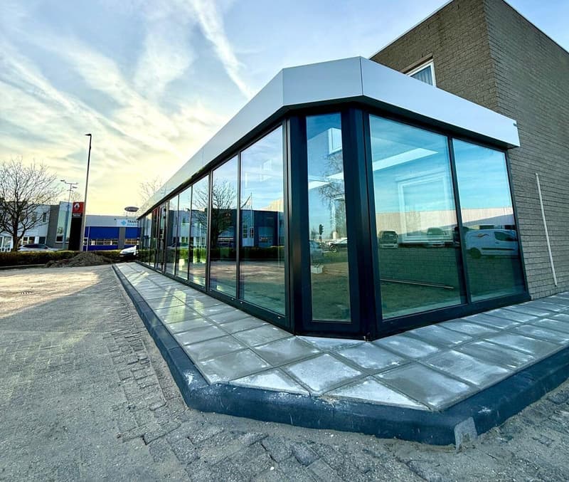 Na de aanbouw: bedrijfspand Jojotours in Maasdijk