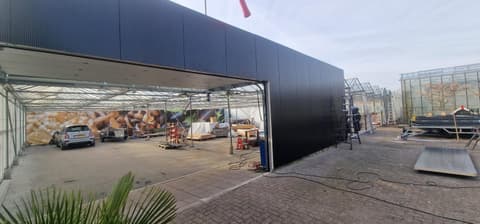 Fase 3 van de gevelrenovatie van het bedrijfspand in Maasdijk