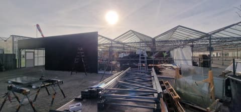Fase 2 van de gevelrenovatie van het bedrijfspand in Maasdijk