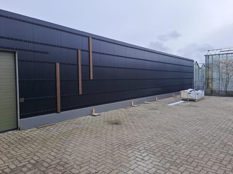 Fase 5 van de gevelrenovatie van het bedrijfspand in Maasdijk