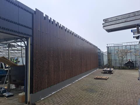 Fase 6 van de gevelrenovatie van het bedrijfspand in Maasdijk
