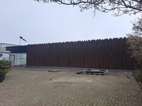 Fase 7 van de gevelrenovatie van het bedrijfspand in Maasdijk