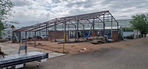 Het pand gestript tot op de staalconstructie