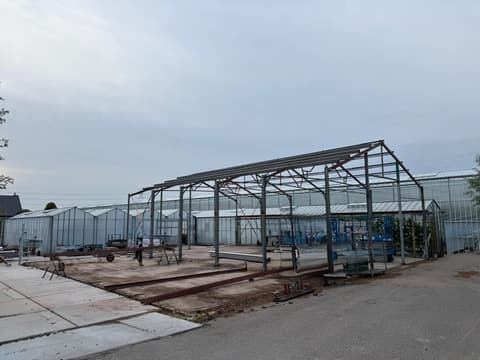 De kale staalconstructie voor de opbouw van dak en gevel