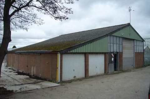 Het bedrijfspand in Den Hoorn voor de renovatie