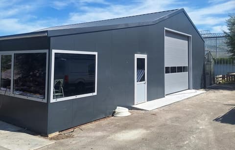 Het bedrijfspand in Den Hoorn na de renovatie