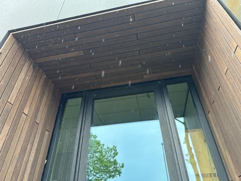 Bamboe gevelbekleding op een bedrijfspand, foto 3 van 10
