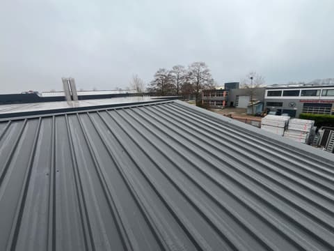 Fase 9 van de dakrenovatie van bedrijfspand Autoselect