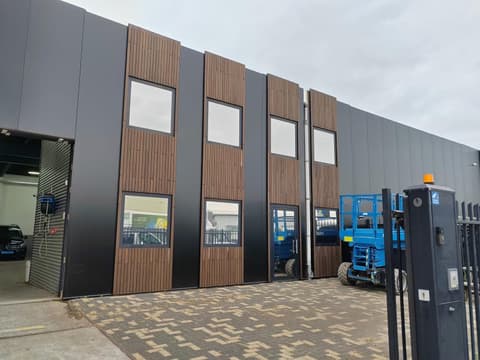 Bamboe gevelbekleding op een bedrijfspand, foto 4 van 10