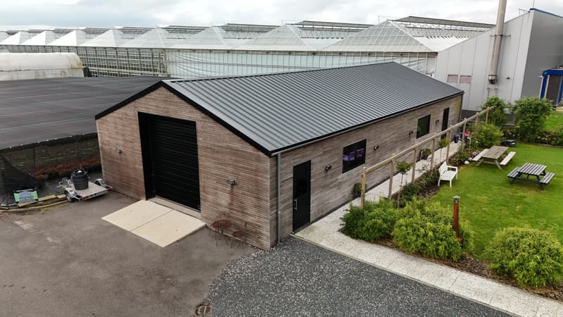 Dakrenovatie van een bedrijfspand met sandwichpanelen