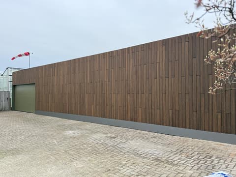 Bamboe gevelbekleding op een bedrijfspand, foto 9 van 10