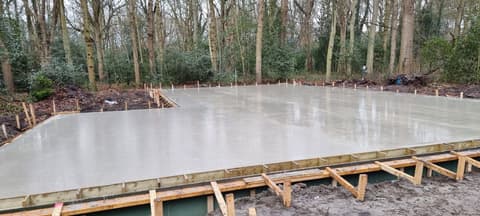 Betonwerk bij een bedrijfspand, foto 1 van 2