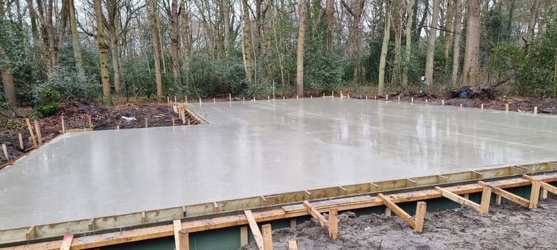 Betonwerk bij een bedrijfspand