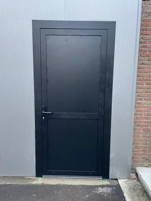 Deuren en kozijnen in een bedrijfspand, foto 2 van 2