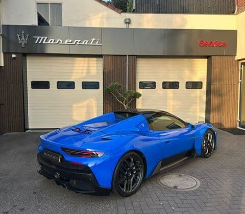 De gevel van Franco Auto Maserati na de renovatie met bamboe gevelbekleding