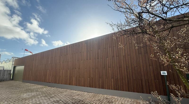 Na de gevelrenovatie: het bedrijfspand in Maasdijk