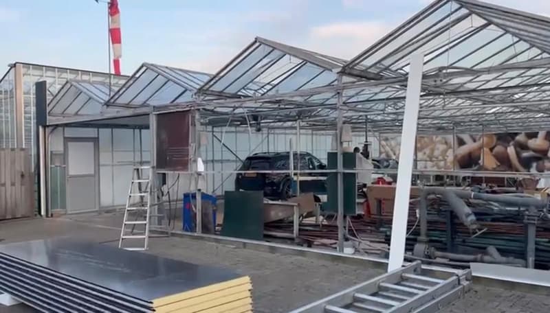 Voor de gevelrenovatie: het bedrijfspand in Maasdijk