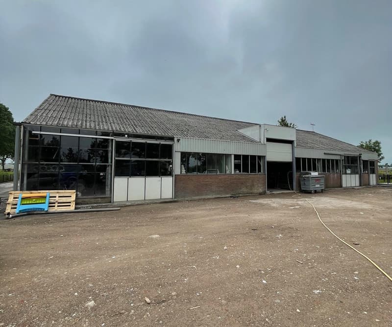 Voor de renovatie: het bedrijfspand in De Kwakel