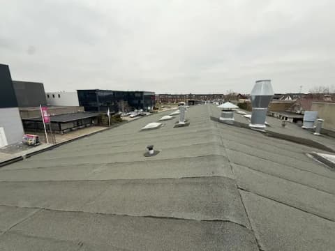 Fase 2 van de dakrenovatie van bedrijfspand Autoselect