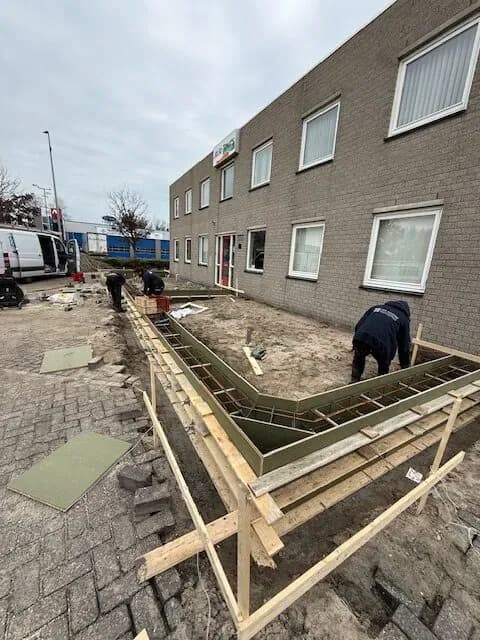 Fase 2 van de aanbouw van bedrijfspand Jojotours in Maasdijk