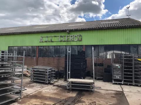 Voor de renovatie: het bedrijfspand in Aarlanderveen