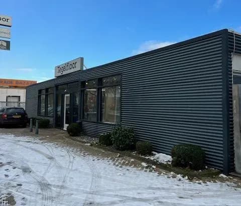 Voor de renovatie: bedrijfspand Tegelfloor in Breda