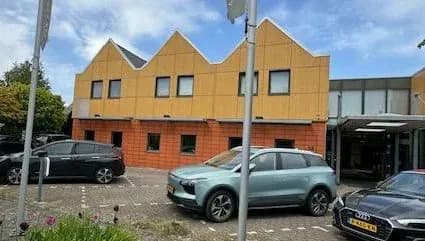 Voor de renovatie: bedrijfspand van der Linde Interieur in Bleiswijk
